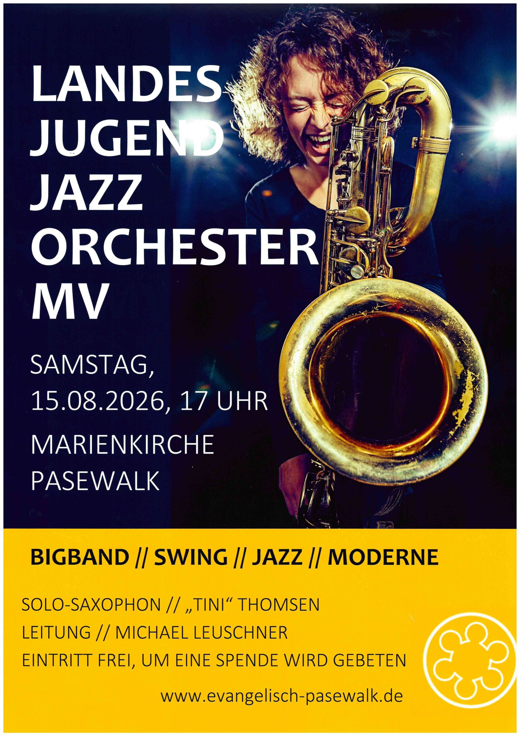 Plakat für ein Konzert des Landesjugendjazzorchesters MV am Samstag, 15.08.2026 um 17 Uhr in der Marienkirche Pasewalk. Im oberen Teil ist eine Saxophonistin zu sehen, die mit geschlossenen Augen intensiv in ihr Saxophon bläst. Darunter befinden sich Konzertdetails: Genres (Bigband, Swing, Jazz, Moderne), Solo-Saxophon („Tini“ Thomsen), Leitung (Michael Leuschner), Eintritt frei (Spenden gebeten) sowie die Website www.evangelisch-pasewalk.de